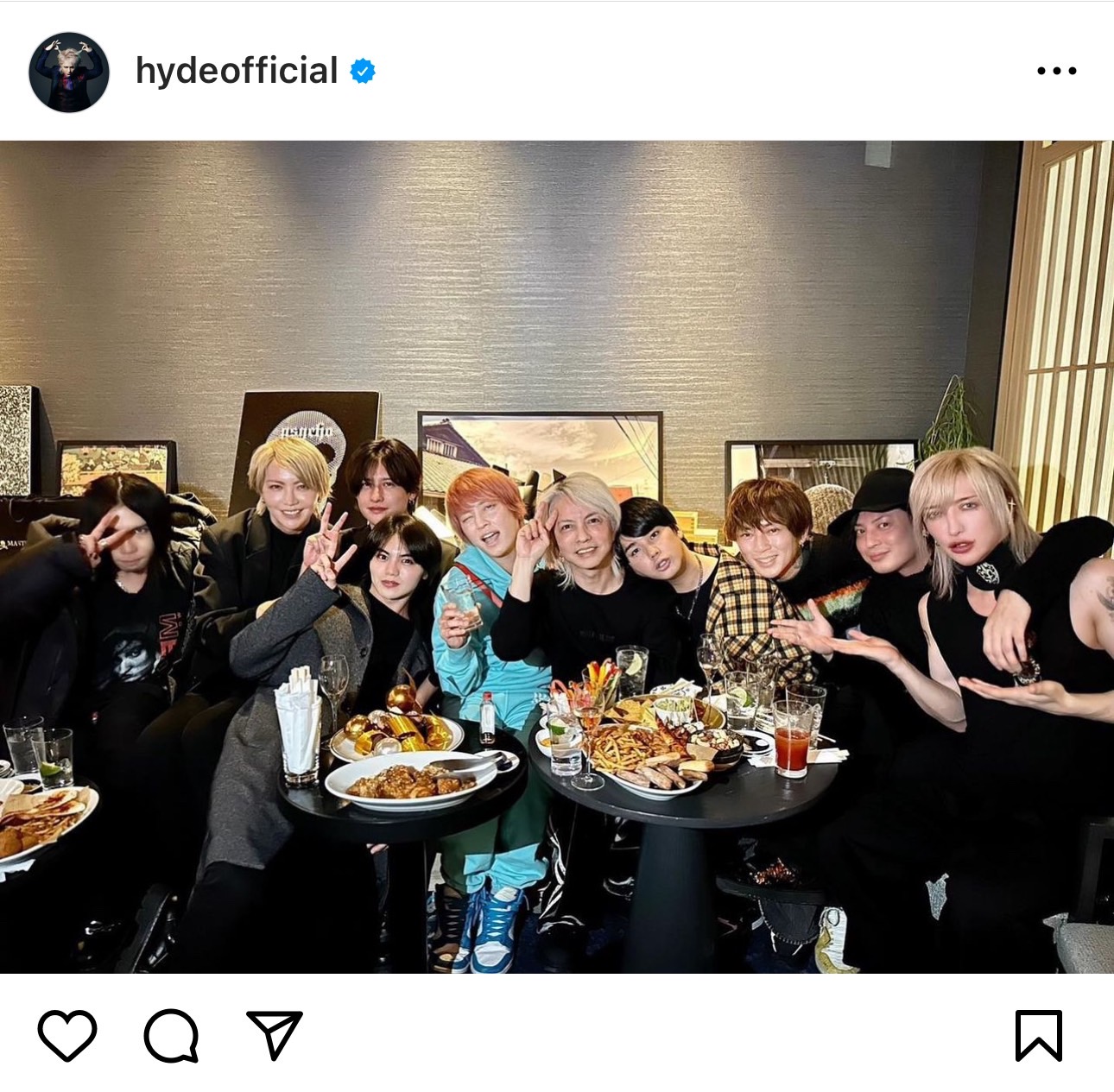L'Arc〜en〜CielのHYDEとWANDSの上原大史が写る集合写真